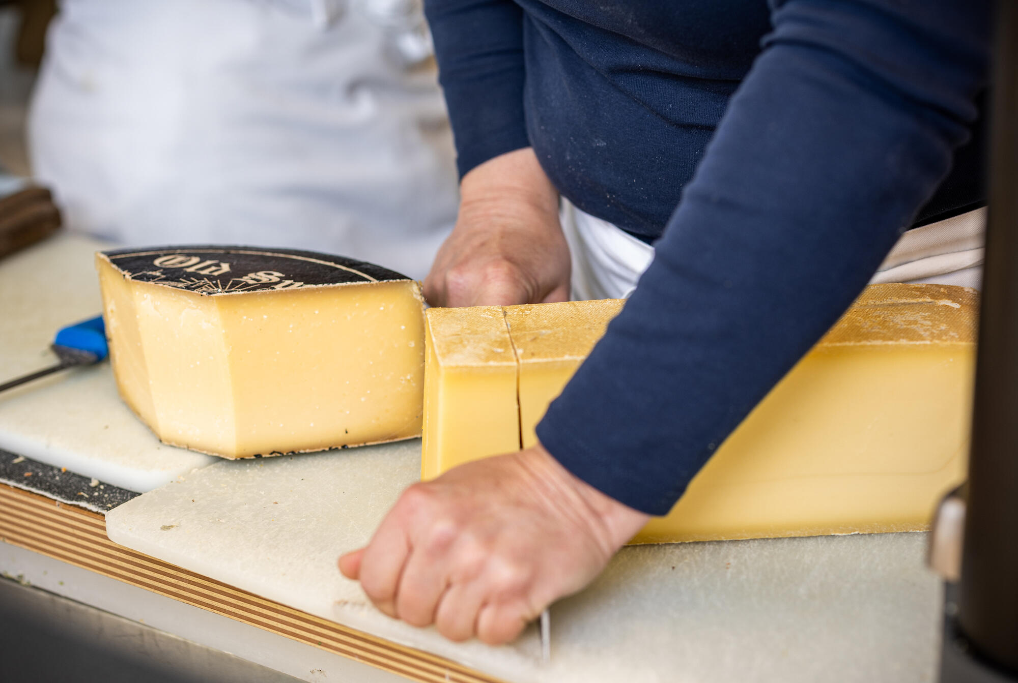 Heiner Wesche schneidet Käse