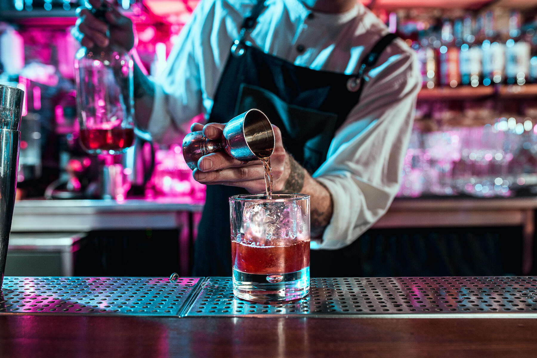 Barkeeper beim Cocktailmixen