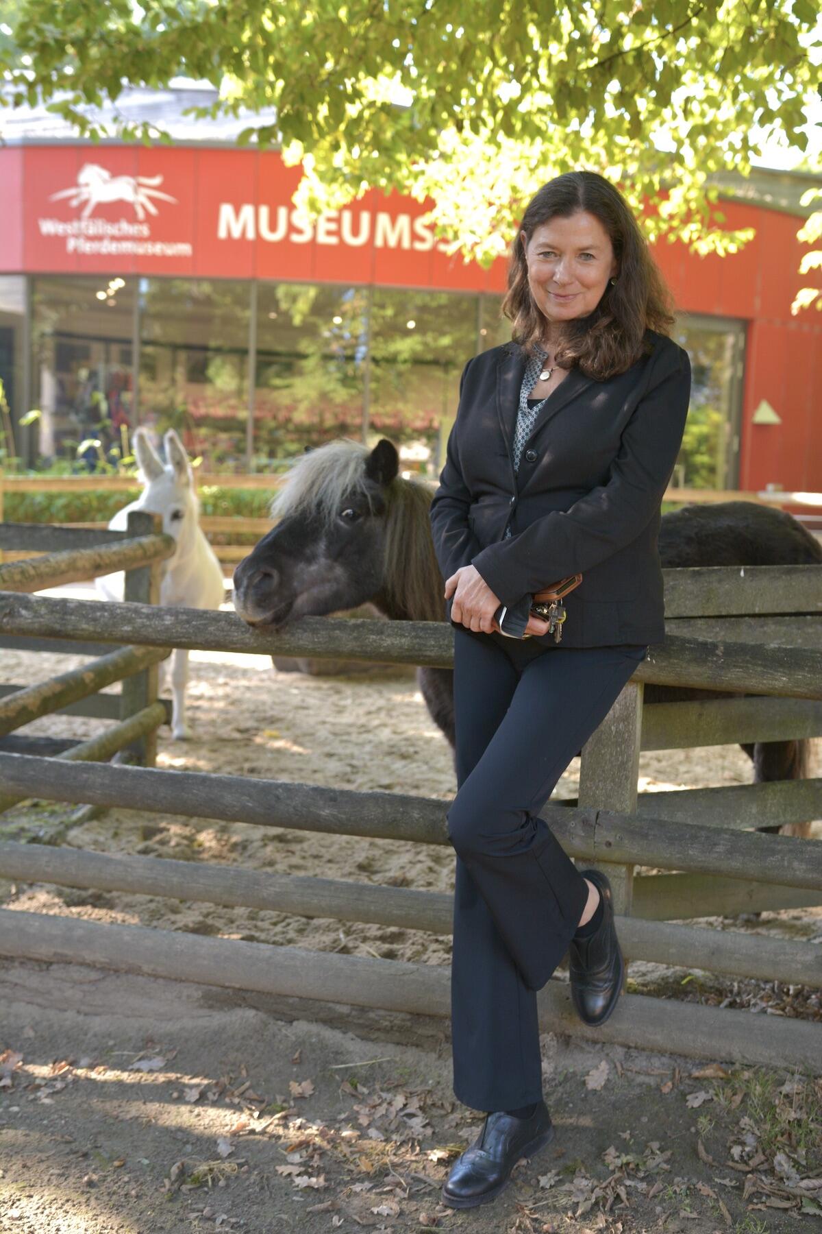 Sybille Ebers vorm Westfälischen Pferdemuseum Münster