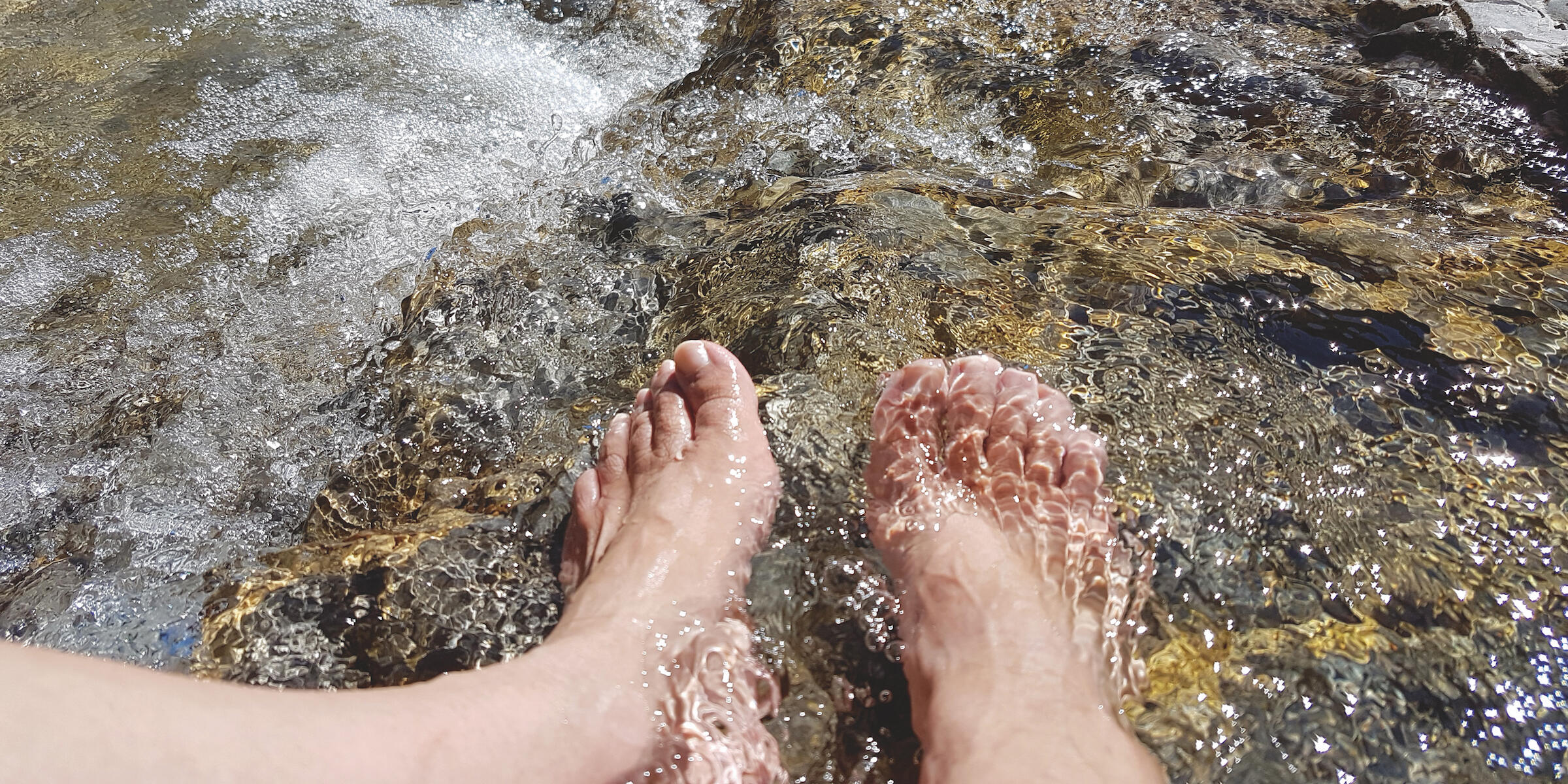 Füße im Wasser