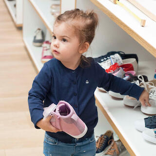 Die zweijährige Matea zeigt uns, wie es geht: immer schön zugreifen bei den tollen Kinderschuhen! Am Morgen unseres Fototermins wurde sie übrigens noch fündig und ergatterte tolle Boots für den Herbst.