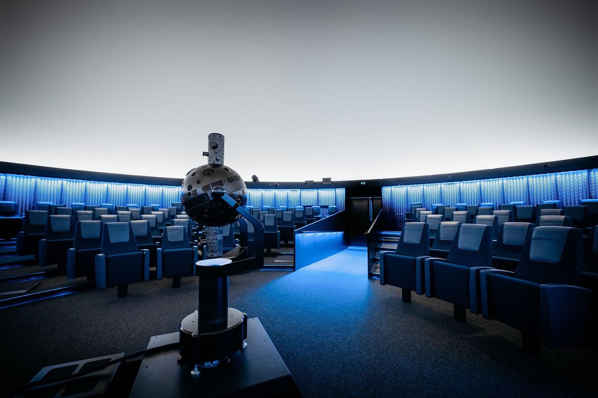 Neuer Sternenprojektor im Planetarium Münster