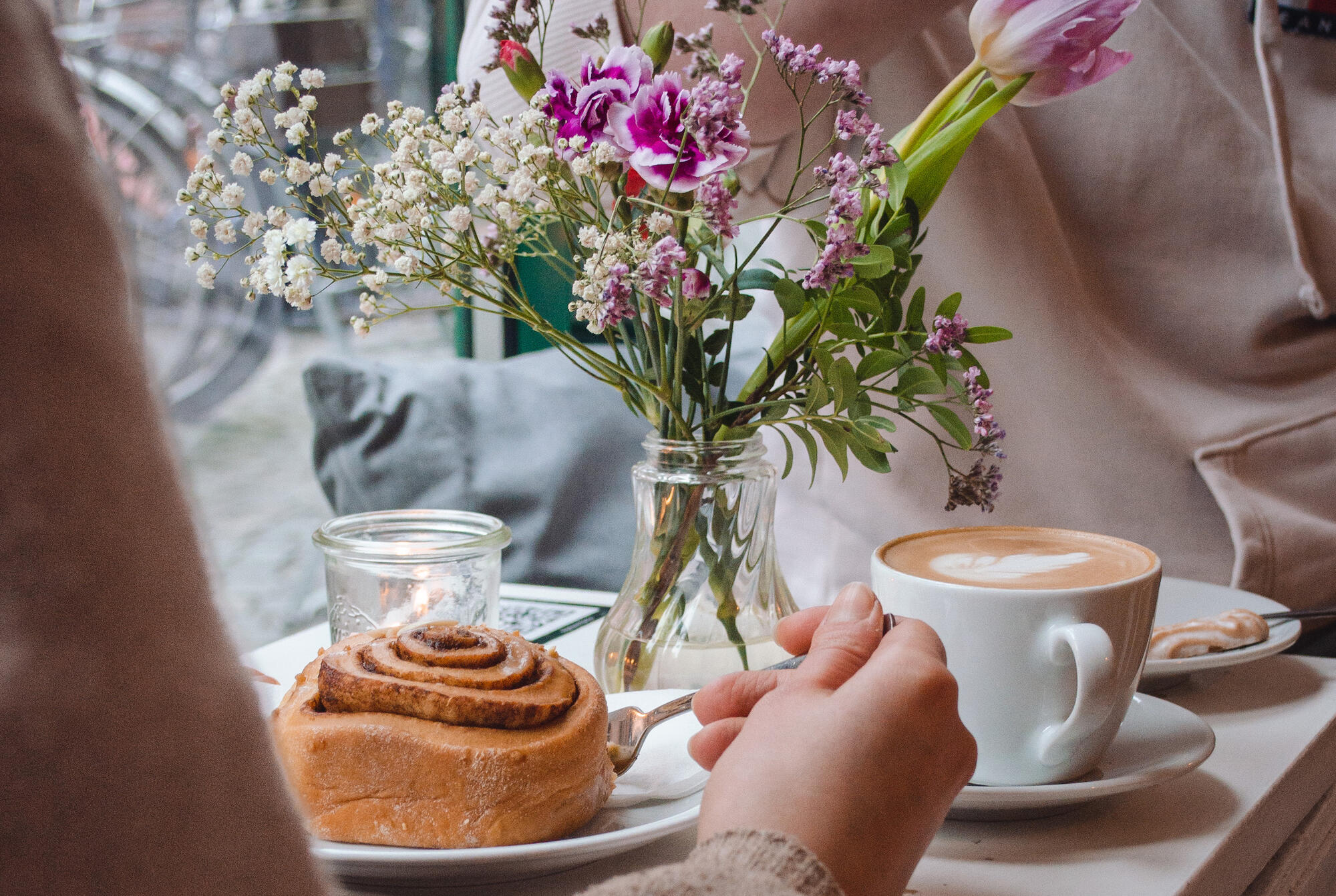 Zimtschnecke und Kaffee in der Pension Schmidt