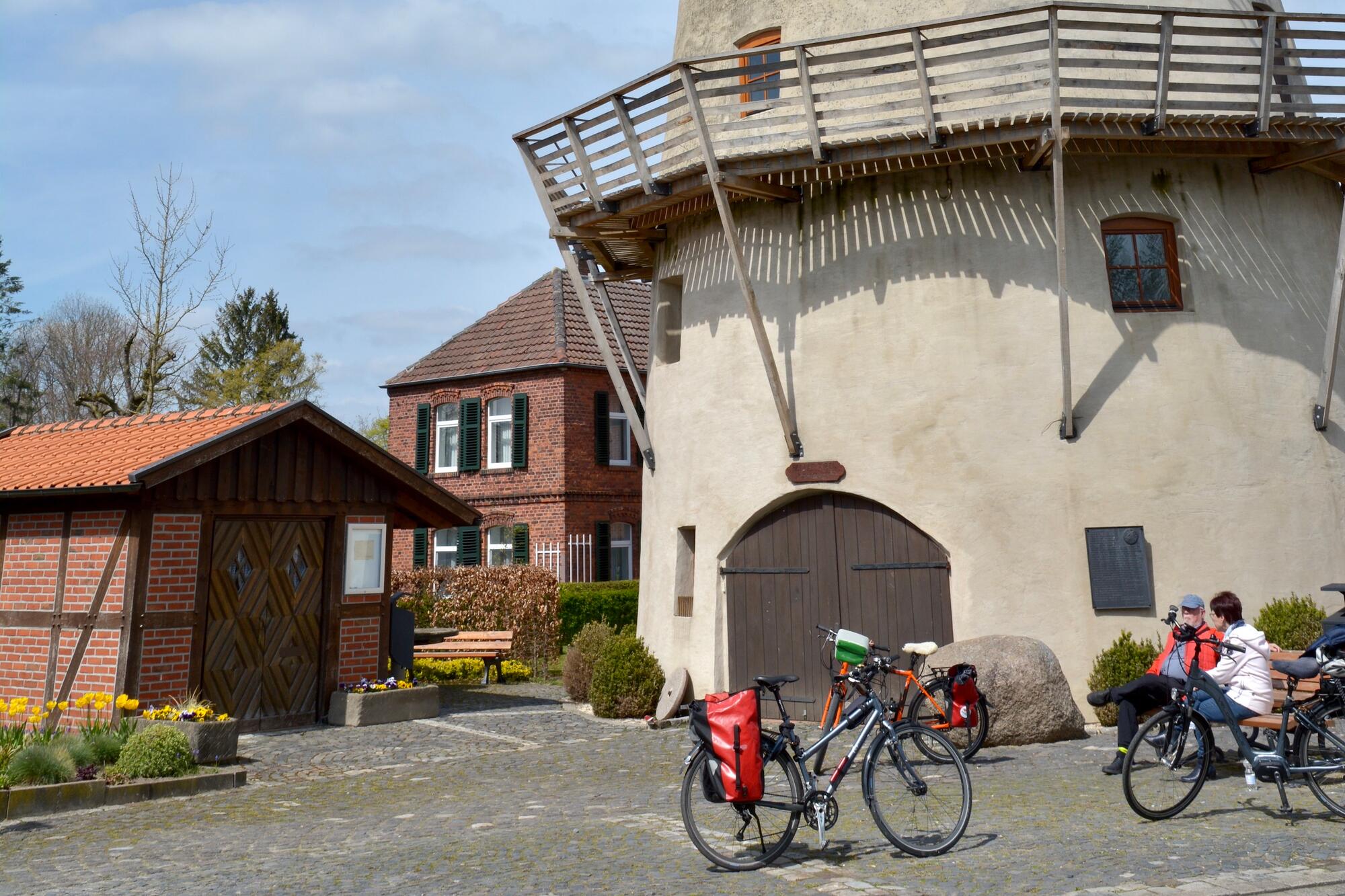 Fahrräder parken vor der Westkirchener Windmühle