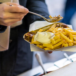 Pommes Currywurst bei Dieks 