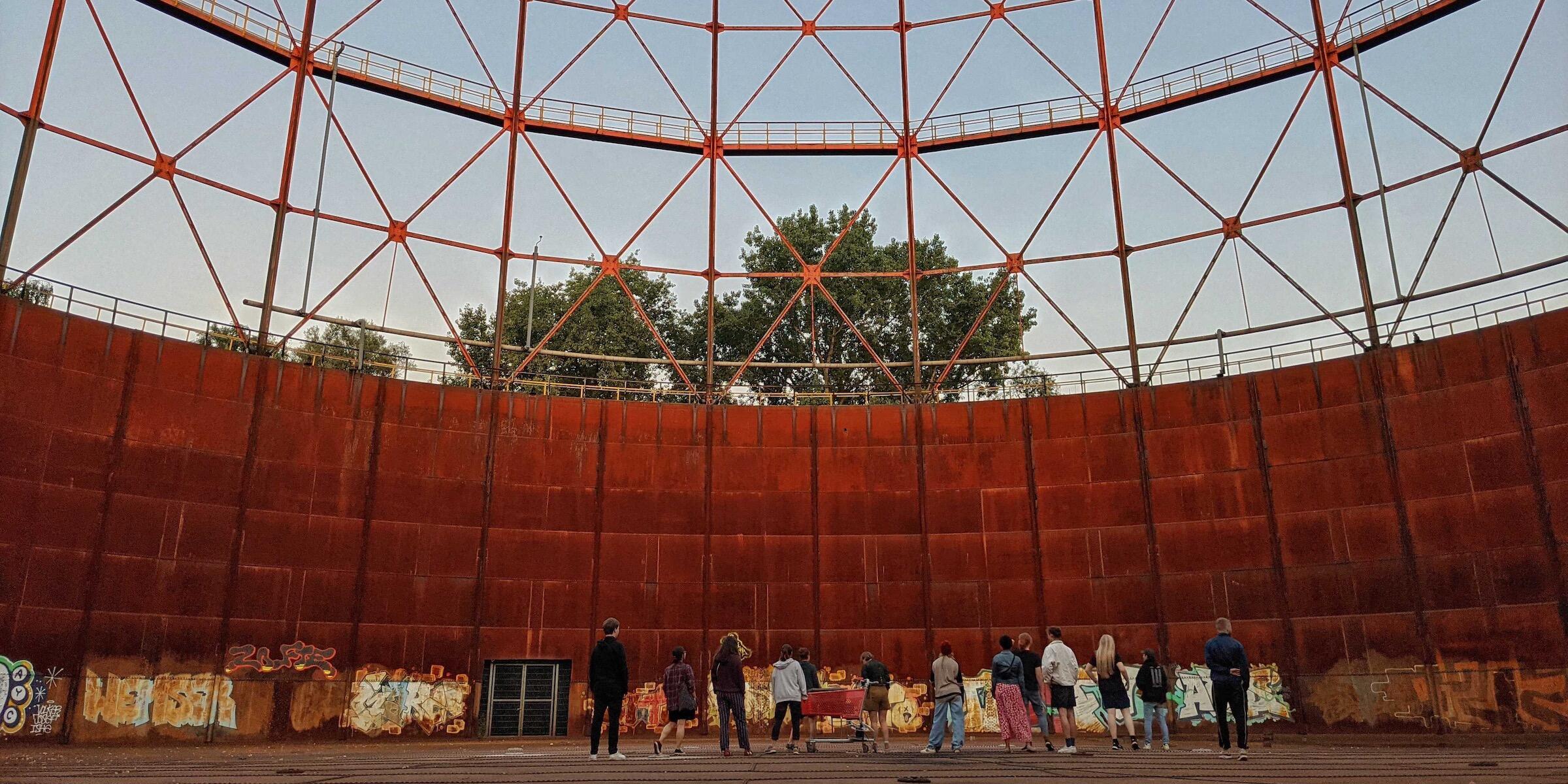 Menschen im Gasometer Münster