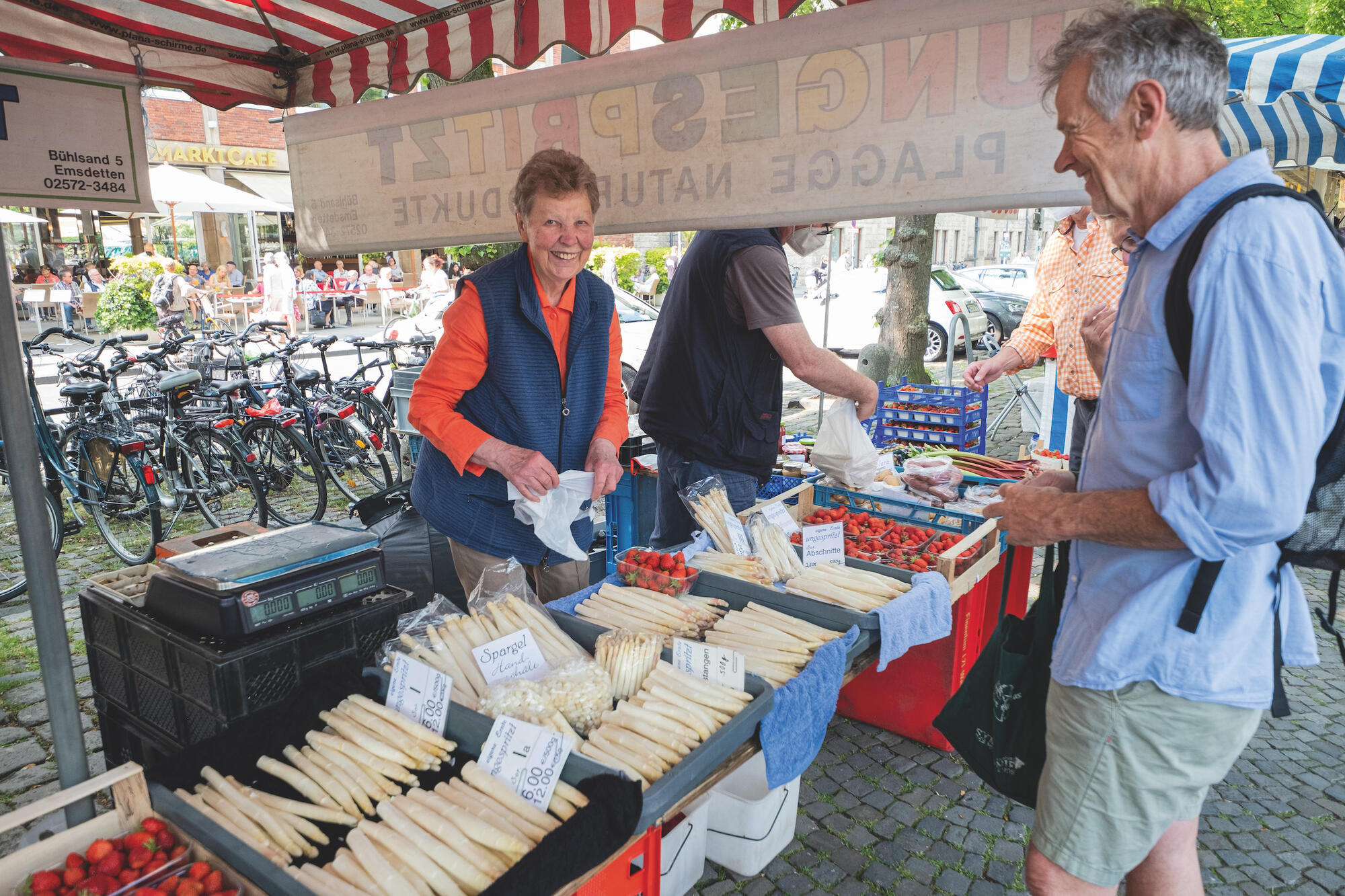 Plausch am Markstand Plagge