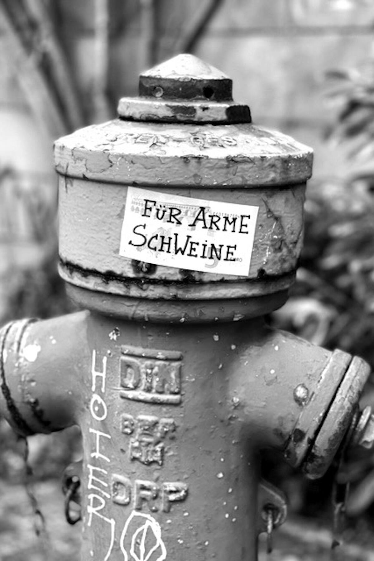 Geldschein mit Spruch auf Hydrant