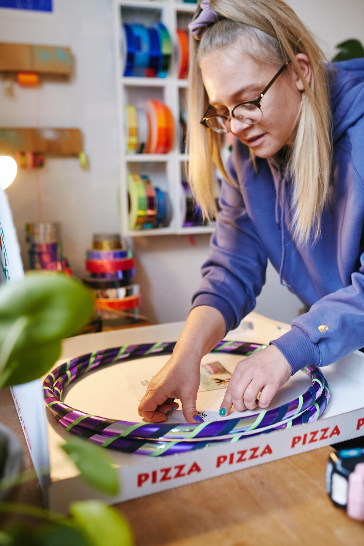 Kira Milena Rahn, Gründerin von Lucky Hoops, in ihrer Reifen-Manufaktur