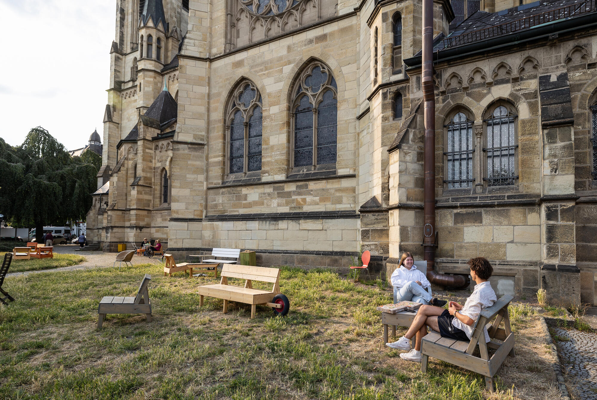 Sitzgelegenheiten rund um die Kreuzkirche