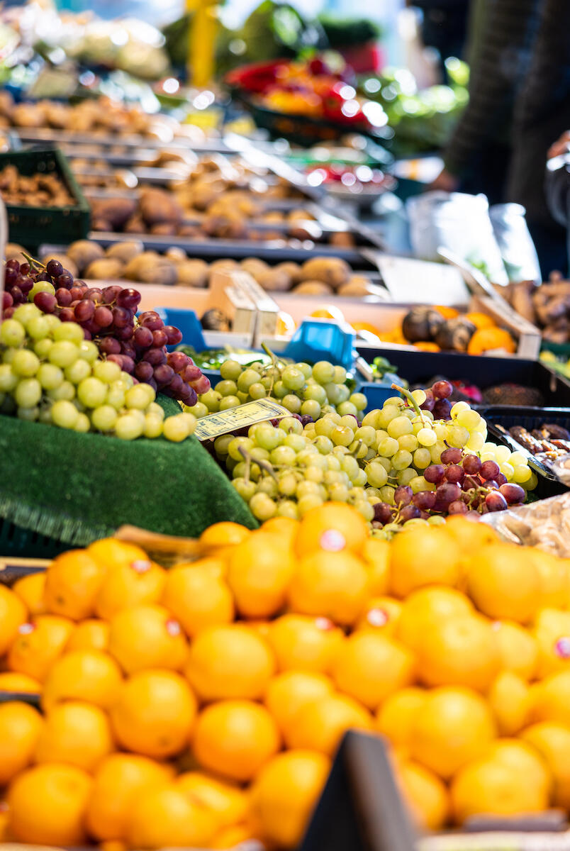 Obst und Gemüse am Marktstand