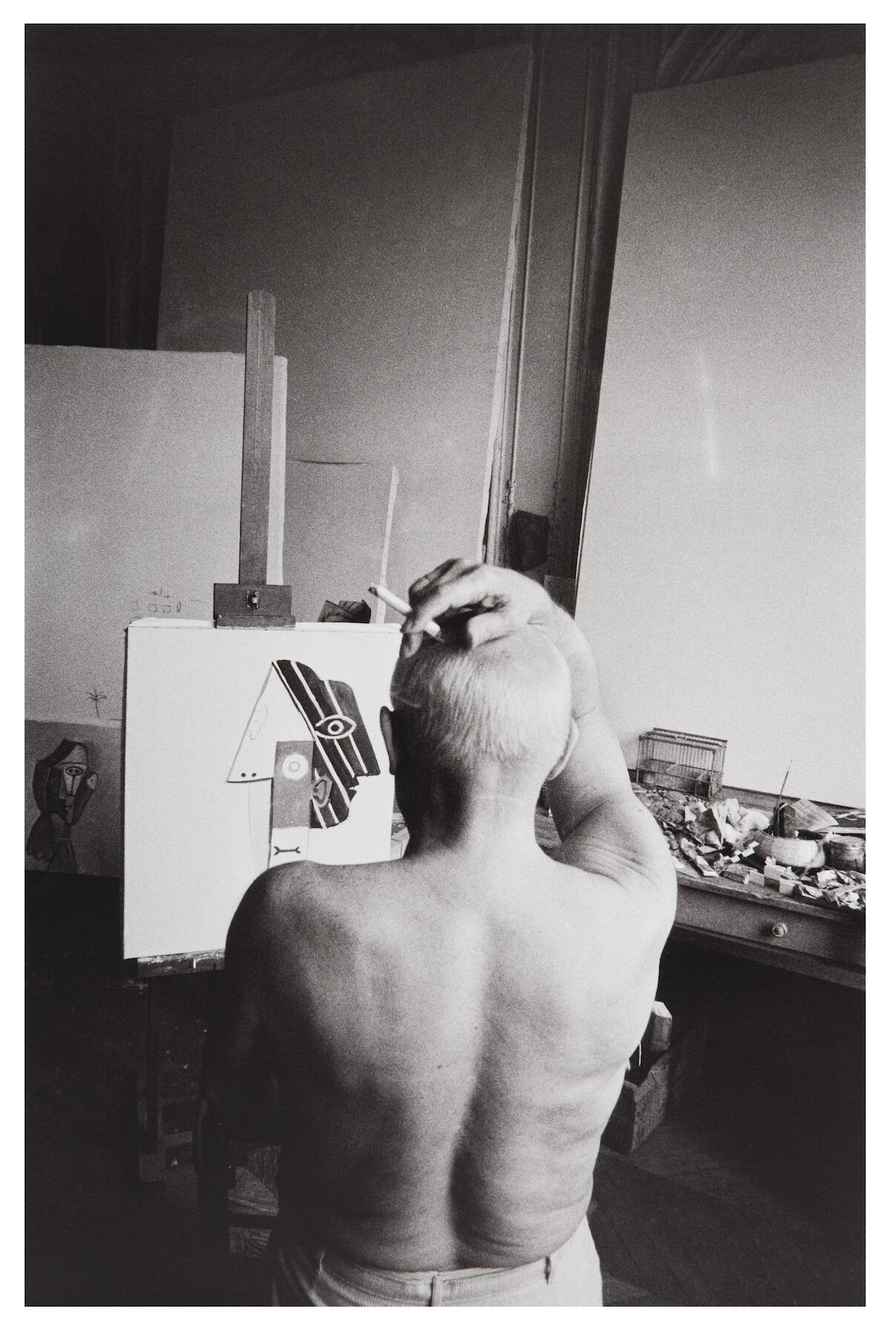 Pablo Picasso vor der Staffelei