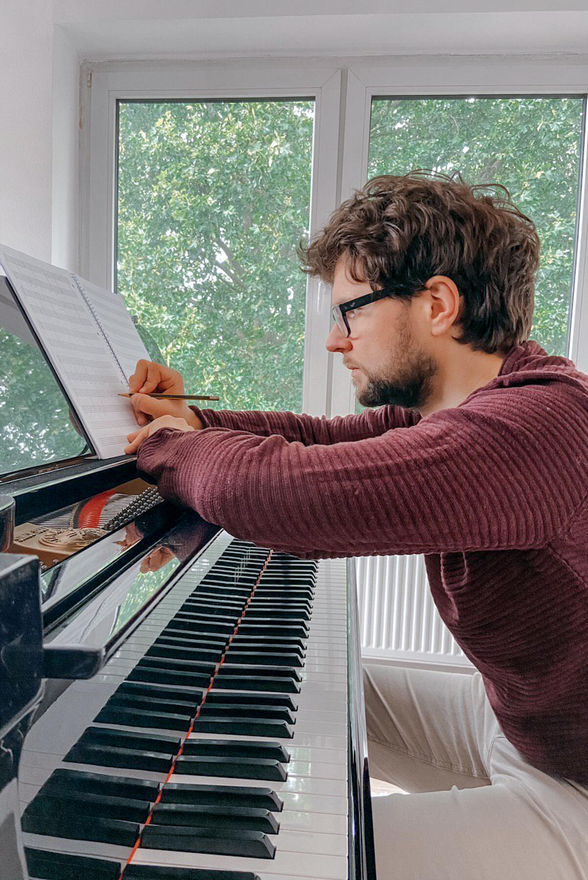 Pianist und Komponist Philipp Hermann beim Schreiben eines Klanggeschenkes
