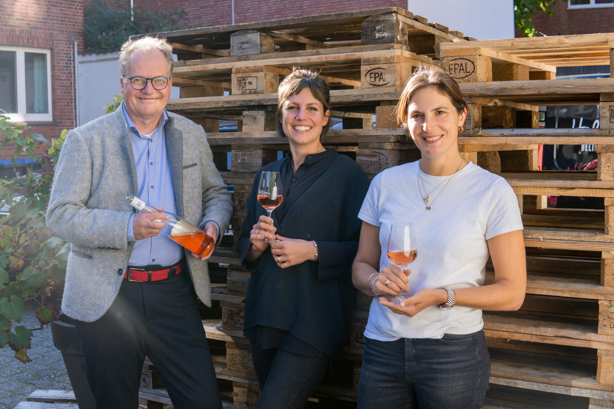 Klaus Friedrich, Judith und Sophie Helmrich (von links) vor dem der Butterhandlung angegliederten Bistro am Horsteberg.