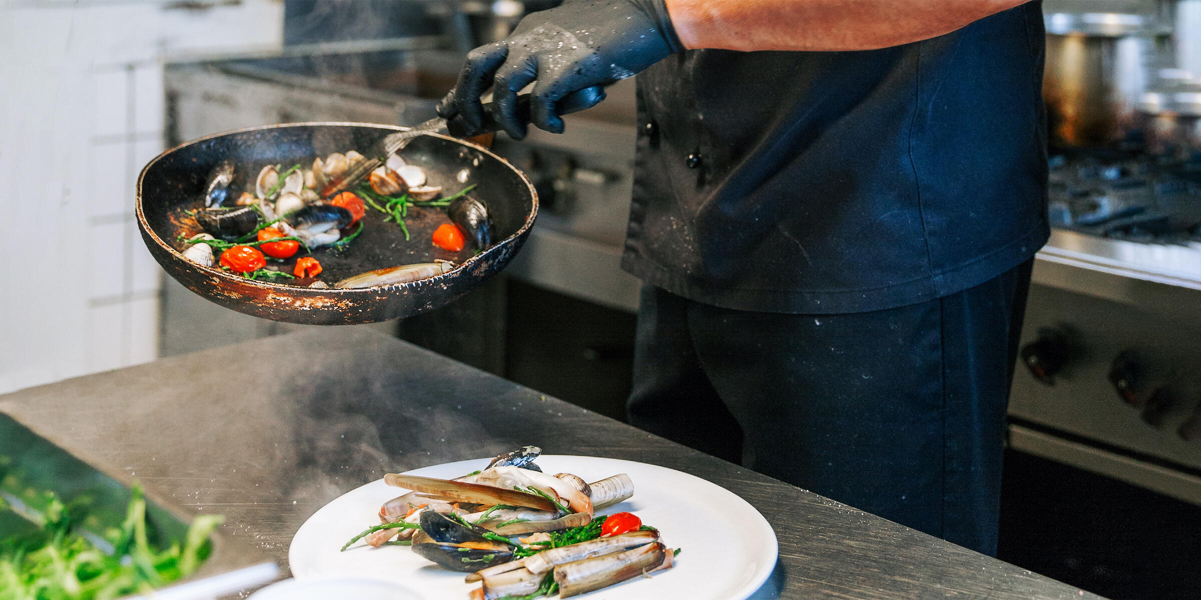 Ein Fischgericht wird zubereitet