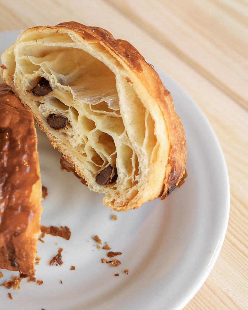 Croissant auf dem Teller