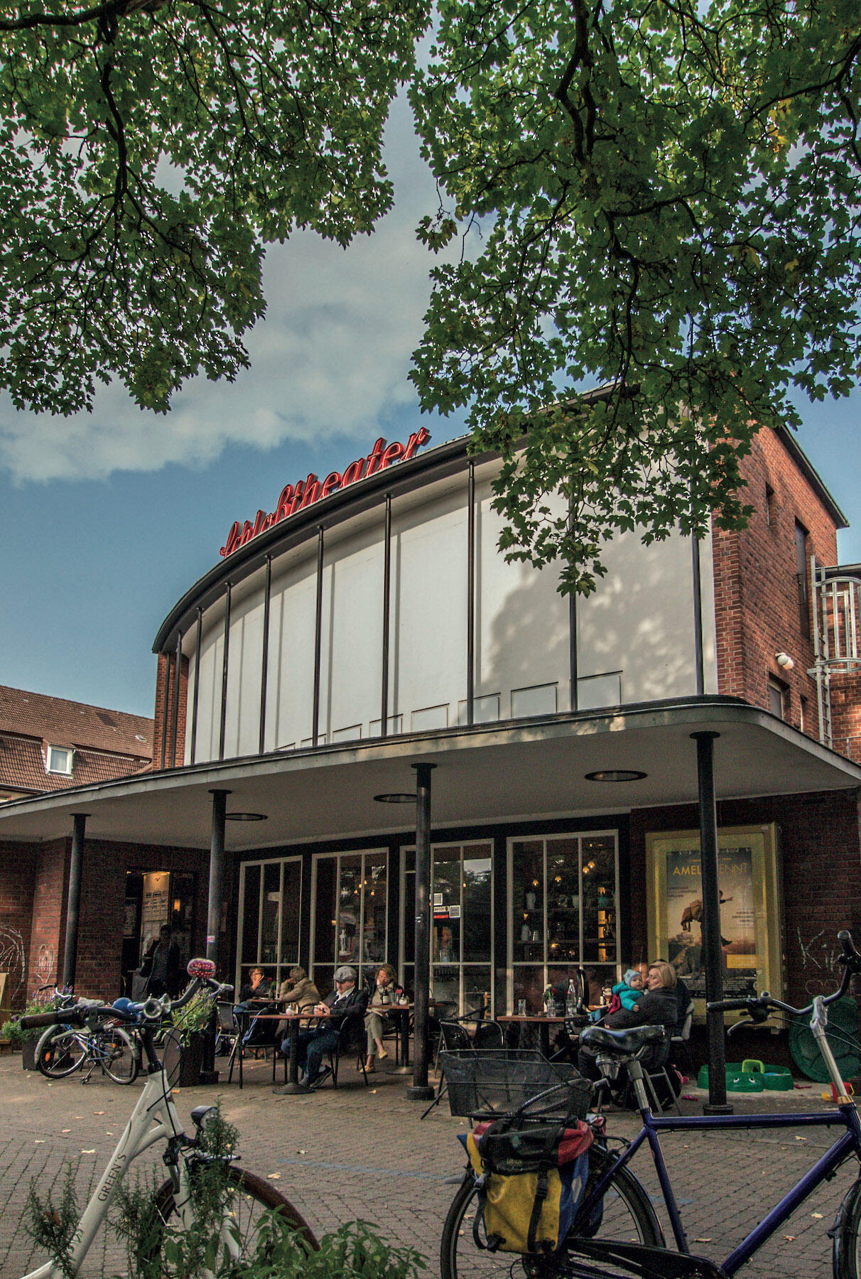 Fahrräder und Menschen vor dem Schlosstheater Münster