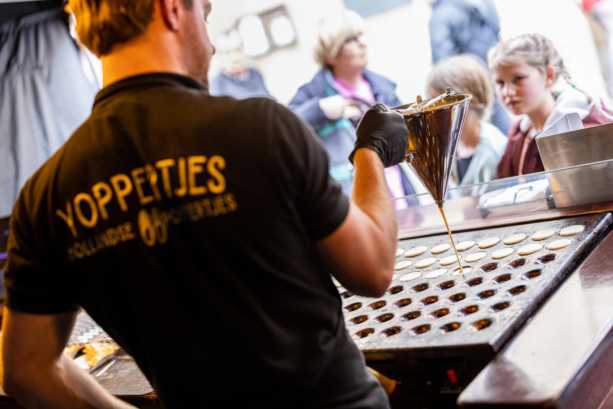 Yop am Poffertjes-Stand auf dem Wochenmarkt