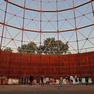 Menschen im Gasometer Münster