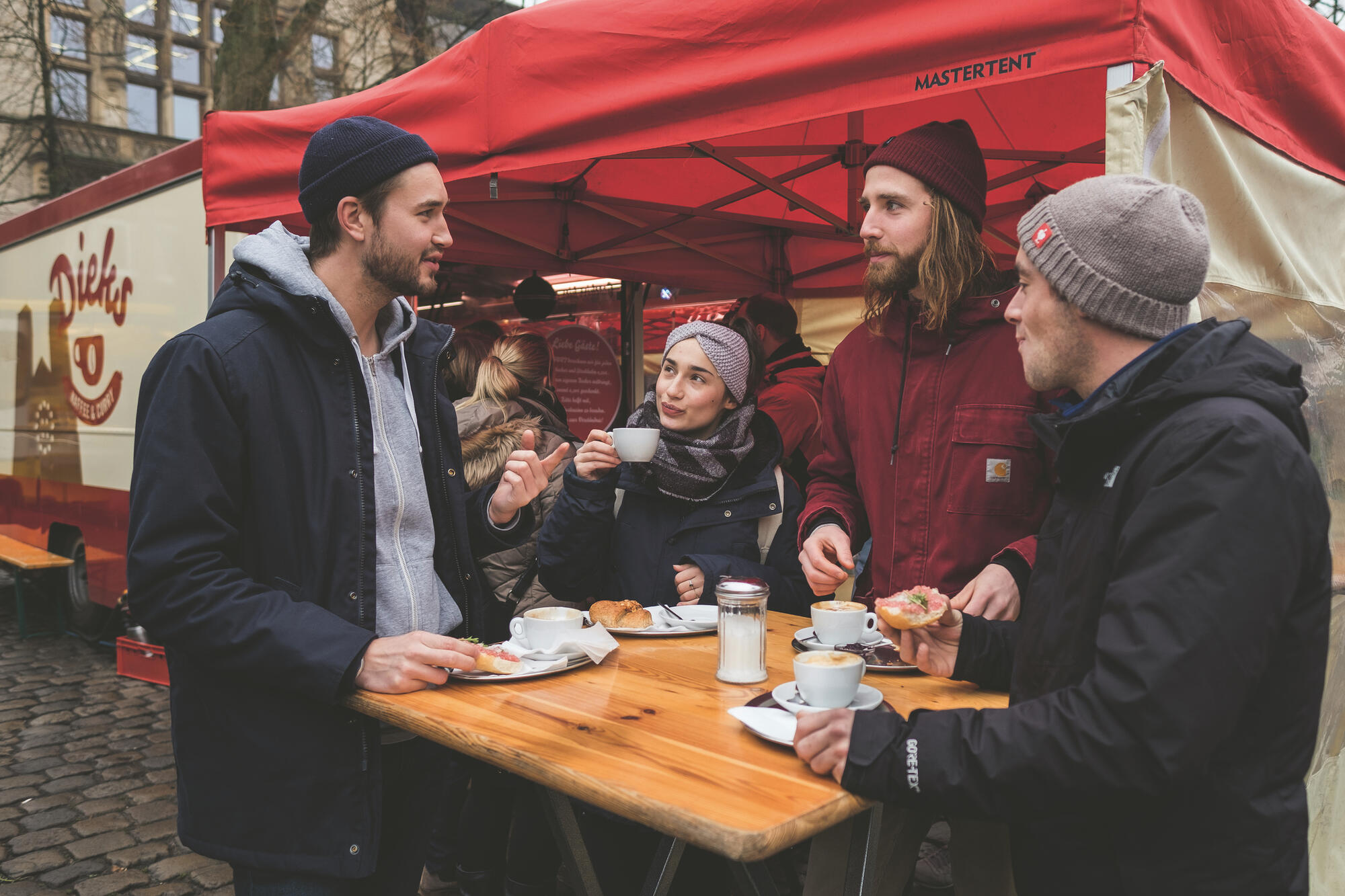 Gruppe steht am Dieks Marktstand