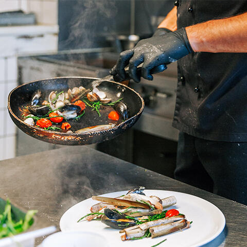 Ein Fischgericht wird zubereitet