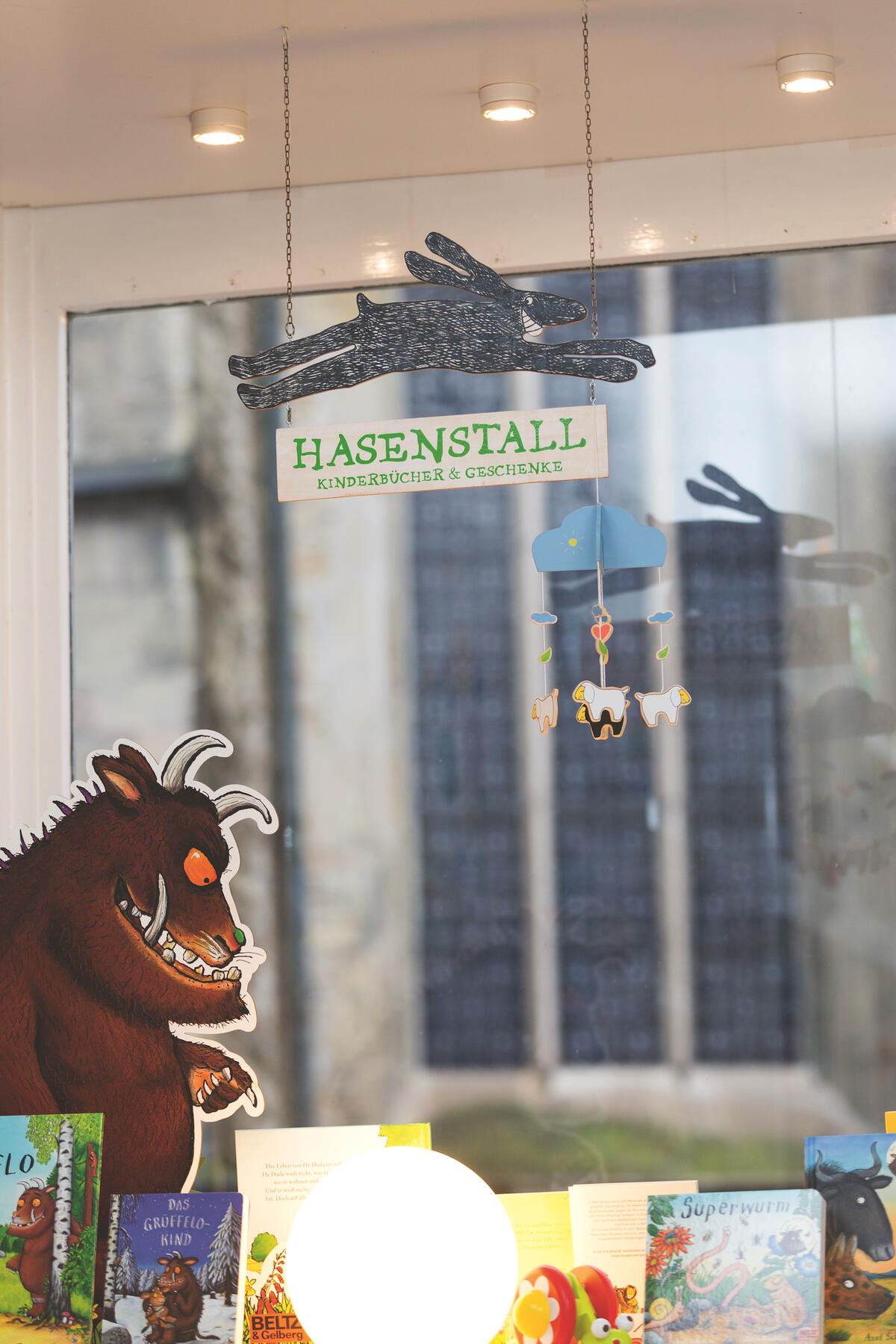 Schaufenster von Hasenstall Kinderbücher