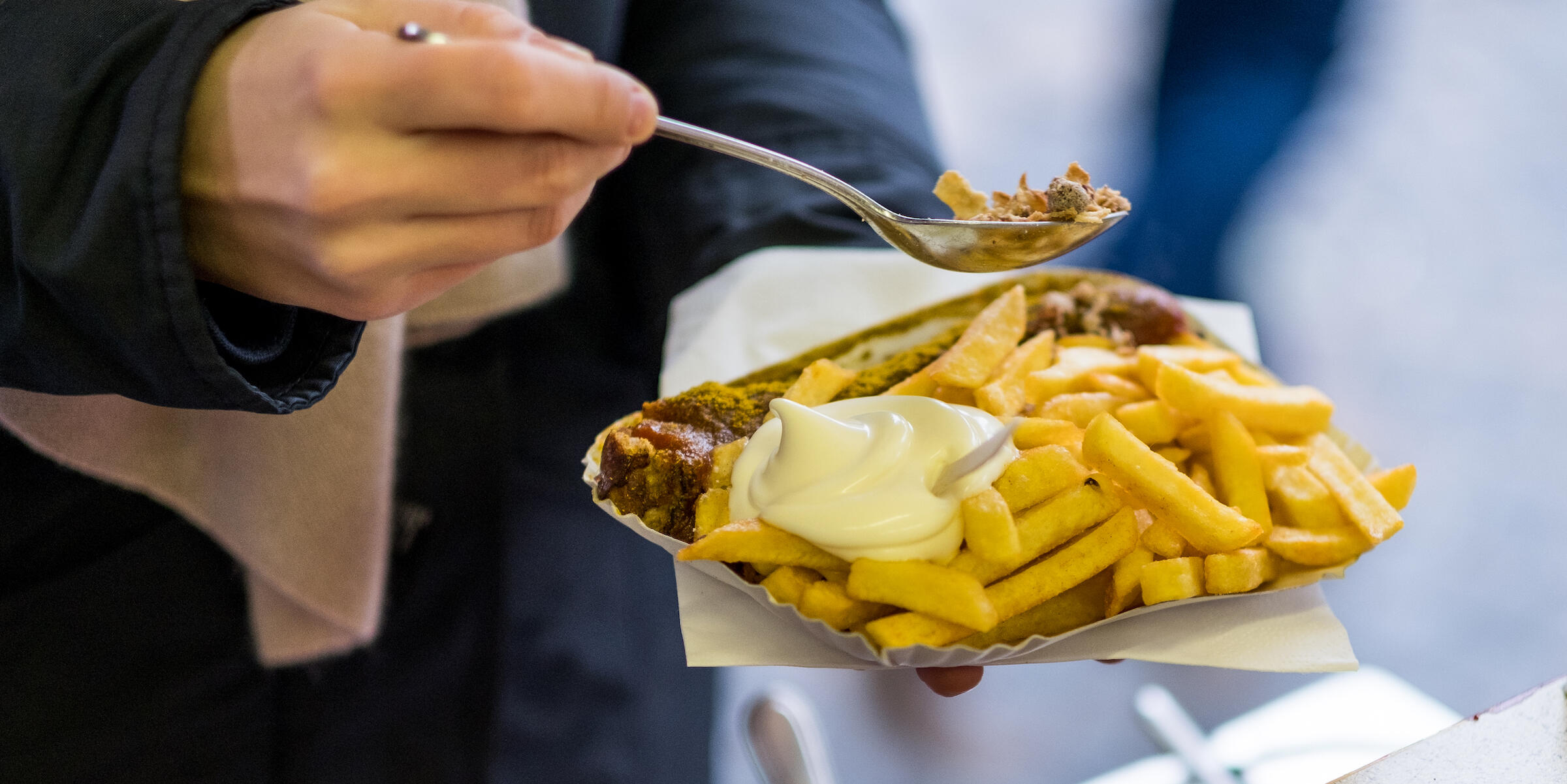 Pommes Currywurst bei Dieks 